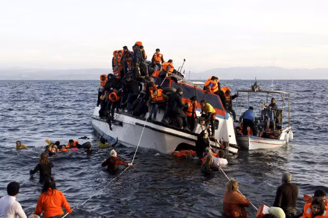 Con thuyền chở khoảng 150 người tị nạn, chủ yếu đến từ Syria, chìm một nửa khi tới đảo Lesbos ngày 30/10.