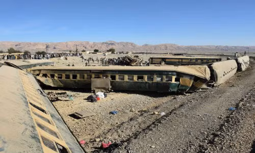 Vụ tàu hỏa trật đường ray ở Pakistan xảy ra ngày 17/11 khi con tàu Jaffer Express đang trên hành trình từ thành phố Quetta đến thành phố Rawalpindi. Vụ tai nạn tàu hỏa khiến ít nhất 15 người thiệt mạng và hơn 115 người bị thương