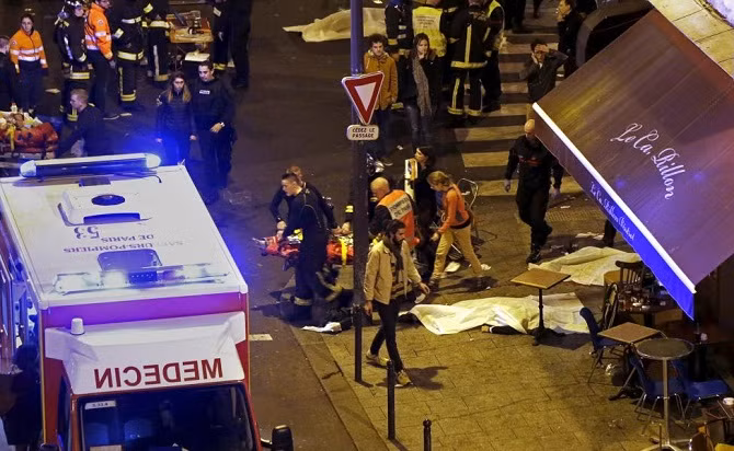 Vụ khủng bố ở Paris xảy ra ở 7 địa điểm riêng biệt khắp thủ đô nước Pháp. Ảnh: Nhà hàng Le Carillon – một trong những địa điểm bị khủng bố tấn công tối 13/11.