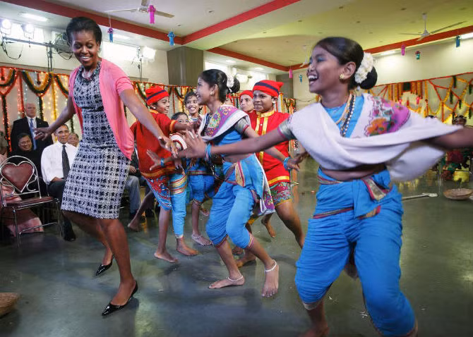 Tổng thống Mỹ Barack Obama chăm chú xem màn biểu diễn của vợ cùng các em nhỏ trong chuyến thăm tới trường Holy Name ở Mumbai, Ấn Độ, ngày 7/11/2010.