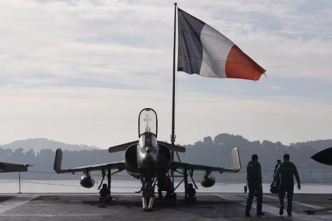 Chiến đấu cơ Super Etendard trên tàu sân bay Charles de Gualle của Pháp trước khi nó khởi hành từ căn cứ hải quân Toulon, Pháp ngày 18/11/2015.