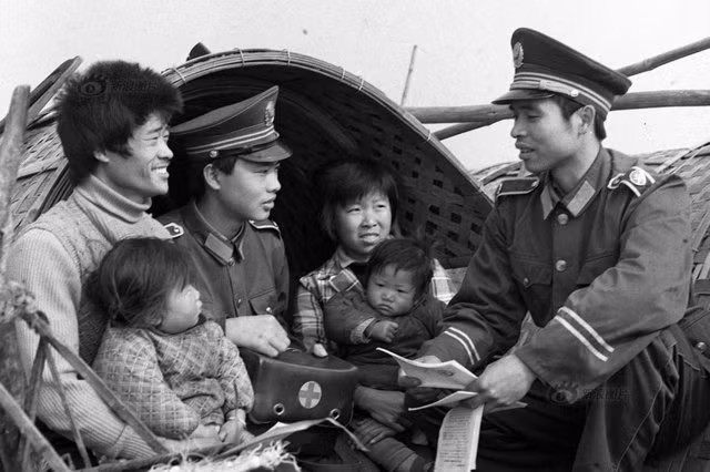 Ảnh chụp năm 1989: Những người lính phát tờ rơi cho ngư dân để tuyên truyền về chính sách một con.
