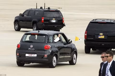 Các cư dân mạng xã hội đã rất thích thú khi so sánh chiếc xe “khiêm tốn” của Giáo hoàng với chiếc xe bọc thép chống bom trị giá một triệu USD của ông Obama khi cả hai cùng rời khỏi sân bay St Andrews. Chiếc ôtô Fiat nhỏ bé của Giáo hoàng Francis I lọt thỏm giữa dàn xe SUV của các đặc vụ hộ tống khi ông vừa đặt chân tới nước Mỹ.