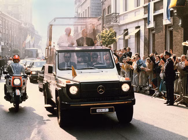 Từ những năm 1980, Đức giáo hoàng John Paul đệ nhị đã sử dụng chiếc xe được thiết kế riêng “Popemobile” dựa trên nguyên bản của chiếc G-Class để diễu hành tại quảng trường Thánh Peter.