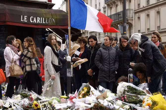 Hoa được đặt bên ngoài nhà hàng Le Petit Cambodge và Le Carillon ở Paris ngày 17/11 để tưởng niệm các nạn nhân vụ khủng bố Paris.
