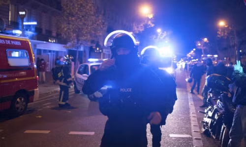 Cảnh sát Pháp có mặt ở bên ngoài nhà hát Bataclan ngày 13/11.