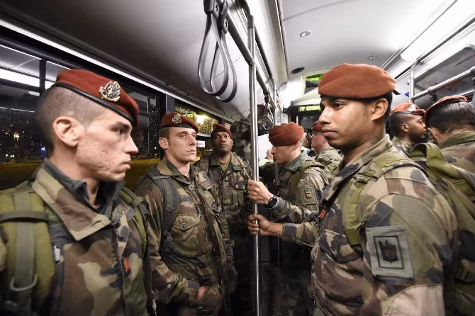 Binh sĩ Pháp trên đường tới sân bay Charles de Gaulle ở Roissy-en-France để tăng cường an ninh ngày 14/11.