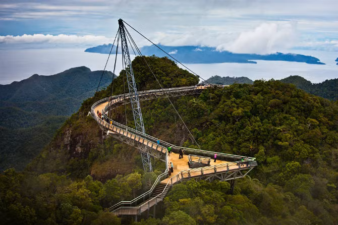 Langkawi là một cây cầu dây văng dành cho người đi bộ tại Malaysia. Cây cầu dài 125 mét và cao 660 mét so với mặt nước biển.
