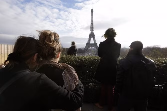 Người dân tưởng niệm các nạn nhân xấu số trong thảm kịch ở khu vực trước tháp Eiffel ngày 16/11.
