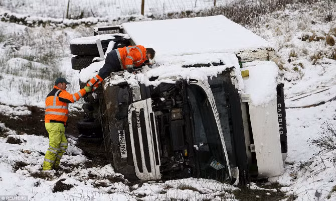 Chiếc xe tải đổ giữa đường A924, gần Kinnaird, Scotland vì "trượt tuyết".