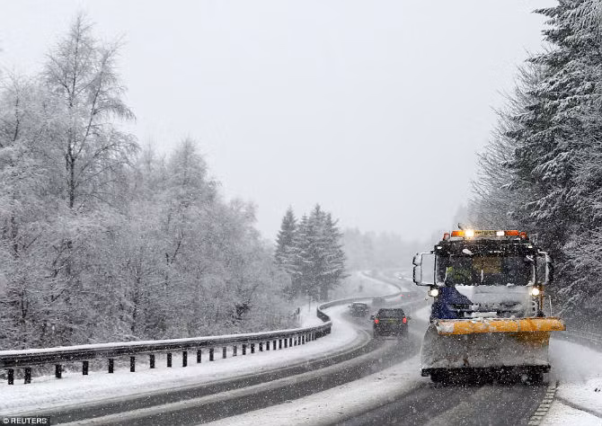 Một chiếc xe dọn tuyết trên đường A9, gần Kindallachan, Scotland.