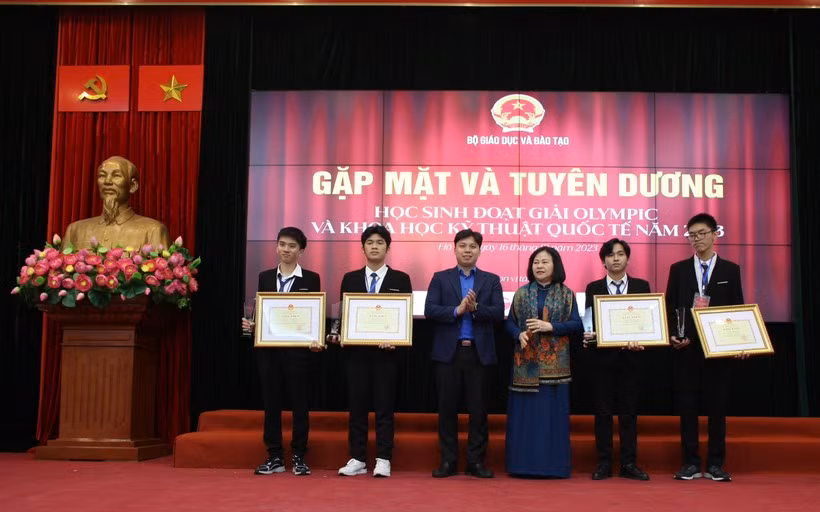 Vinh danh hoc sinh doat giai Olympic va Khoa hoc ky thuat quoc te 2023-Hinh-2