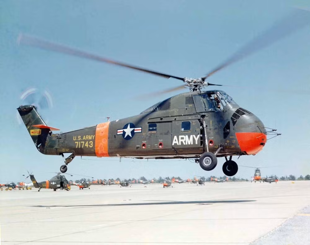 Tuy UH-13J là chiếc trực thăng chở Tổng thống đầu tiên, nhưng VH-34 Choctaw mới được coi là một "Marine One" chính thức khi đội bay HMX-1 được thành lập với các máy bay này. VH-34 Choctaw bị thay thế bởi chiếc VH-3A Sea King từ năm 1962.