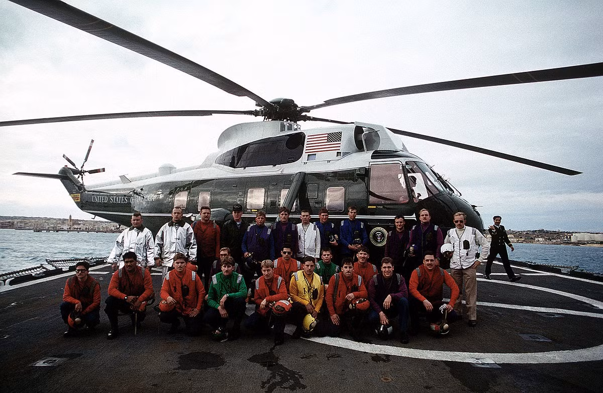 Tất cả các trực thăng "có thể" trở thành Marine One khi chở Tổng thống Mỹ nằm trong đội bay Marine Helicopter Squadron One (HMX-1) thuộc Thủy quân Lục chiến Mỹ. Đội bay HMX-1 chịu trách nhiệm không vận Tổng thống Mỹ, Phó Tổng thống Mỹ, các thành viên Quốc hội và các thành viên VIP khác. HMX-1 được thành lập ngày 1/12/1947, hiện đóng quân tại căn cứ Quantico.