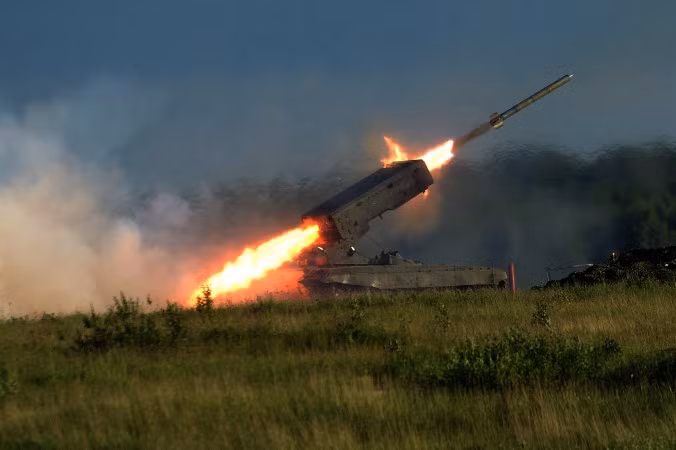 TOS-1A được thiết kế để vô hiệu hóa các khí tài bọc thép hạng nhẹ, xe thiết giáp, đốt cháy và phá hủy các công trình và tòa nhà. Hệ thống này đạt hiệu suất tiêu diệt sinh lực của đối phương bố trí tại các cứ điểm ở địa hình trống trải cũng như trong công trình kiên cố, phóng ra mảnh đạn và sóng xung kích trên địa bàn khu vực mục tiêu nhờ sử dụng hàng loạt đạn phản lực tên lửa không điều khiển có phần đầu đạn nhiệt áp và tỏa khói gây cháy.