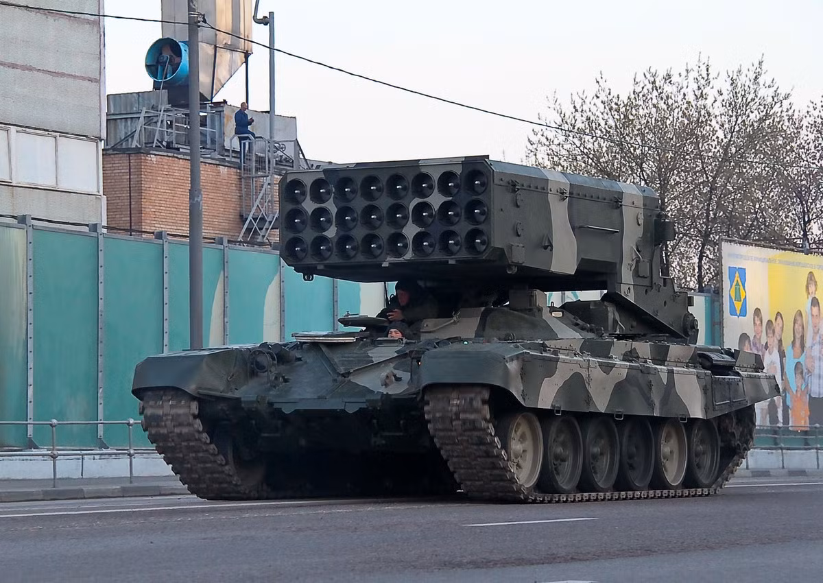 Vào khoảng tháng 10/2015 lần đầu xuất hiện thông tin siêu pháo phản lực TOS-1A được triển khai tới Syria tham gia cuộc chiến chống khủng bố. Sau đó ít lâu, chúng bắt đầu được huy động để “dội bão lửa” lên đầu phiến quân. Tuy không có đánh giá chi tiết, nhưng uy lực của TOS-1A là không thể bàn cãi.