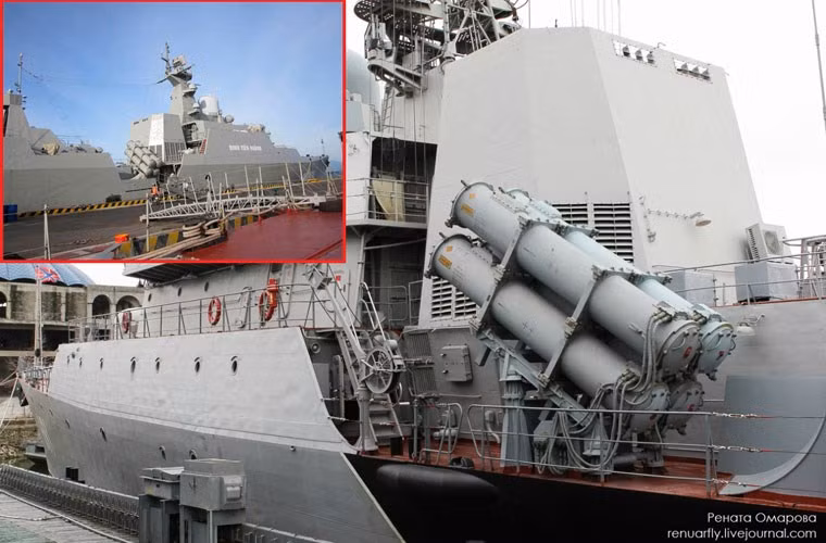 Tàu hộ vệ Gepard đầu tiên của Nga này có nhiều điểm khác biệt so với Gepard 3.9 dành cho Việt Nam. Trong ảnh, thiết kế bệ phóng tên lửa Uran đặt dọc thân tàu thay vì bố chí bắt chéo nhau như Gepard 3.9.