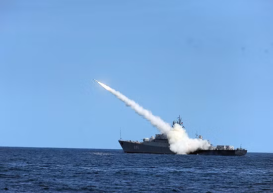 Tàu hộ vệ lớp Gepard được trang bị tên lửa hành trình chống hạm Kh-35 đạt tầm phóng đến 130km, trang bị đầu dò chủ động.