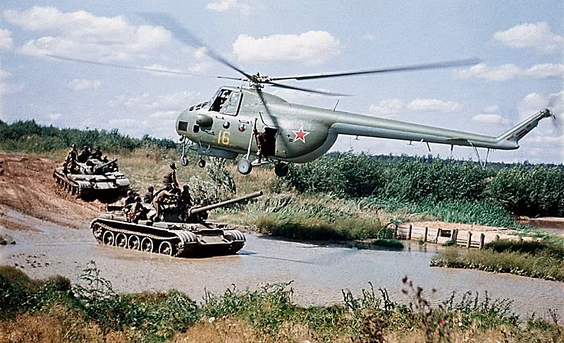 Mi-4 được thiết kế với cấu hình cao, thân lớn dài tới 16,80m, trọng lượng cất cánh tối đa đến 7,55 tấn.