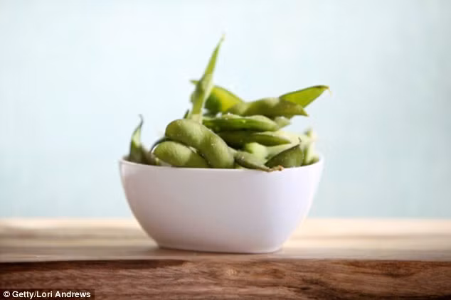 Tăng cường protein cho các bữa ăn nhẹ: Protein là một chất dinh dưỡng phức tạp, mất nhiều thời gian để phá vỡ trong quá trình tiêu hóa nên làm bạn no lâu hơn. Bạn có thể thêm protein nạc vào khẩu phần ăn bữa chính và bữa nhẹ với trứng, cá ngừ, các loại đậu... để tăng cường protein.