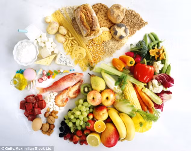 Ăn rau củ chứa nhiều chất xơ: Có hai loại chất xơ là chất xơ hòa tan và không hòa tan. Trong đó chất xơ trong rau củ quả đặc biệt tốt cho sức khỏe, mang lại cảm giác no lâu. Bông cải xanh, đậu xanh, bắp cải, cà chua, măng tây hay các rau xà lách chứa nhiều chất xơ.