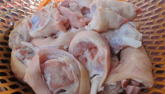 Bước 1: Chân giò heo rửa qua với muối và rượu trắng. 