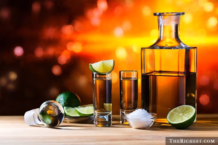 Tequila. Tequila là loại rượu truyền thống có độ cồn cao của Mexico. Tên gọi của thứ rượu này được đặt theo vùng Tequila - nơi được xem có bí quyết sản xuất loại rượu này độc đáo nhất. Sự độc đáo của Tequila sẽ khiến Giáng sinh của gia đình bạn thực sự trở thành một bữa tiệc tuyệt vời.