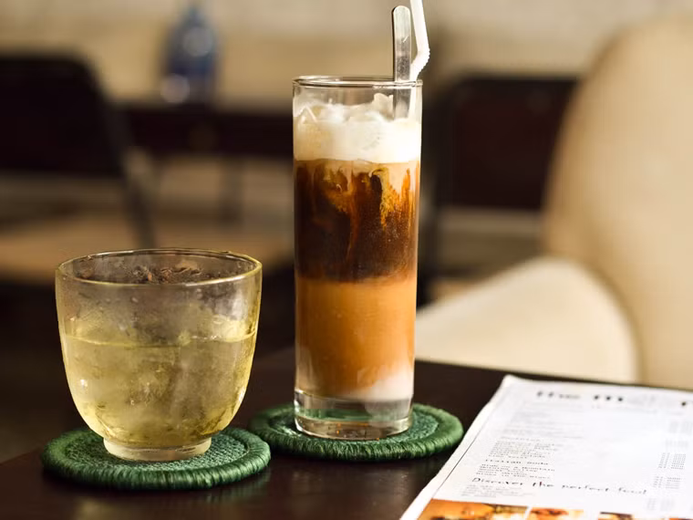 Cà phê. Để thưởng thức cà phê chuẩn vị, bạn phải kiên nhẫn chờ đợi bởi chúng cần được lọc qua một lớp phin. Ngoài cà phê đen, người Việt rất sáng tạo khi kết hợp với sữa đặc, sữa chua, lòng đỏ trứng sống… để mang lại cảm giác béo ngậy, nồng ấm cho đồ uống.