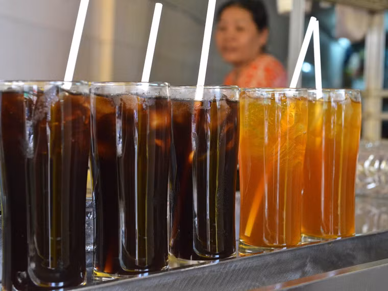 Trà Atiso. Không chỉ là đồ uống giải nhiệt, người Việt tin rằng trà Atiso có khả năng làm sạch gan, giải độc hiệu quả. Đến đây, du khách có thể lựa chọn loại trà đen đắng nhẹ có nguyên liệu từ thân cây hoặc trà vàng có vị ngọt làm từ hoa Atiso.