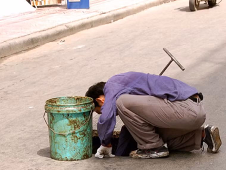 Được biết, dầu cống là loại dầu ăn được lấy từ cống rãnh, qua một vài thao tác tái chế đơn giản rồi được quay trở lại bàn ăn. Do từng chiên nấu nhiều lần cộng thêm việc tái chế ở nhiệt độ cao nên thành phần trong dầu bị biến đổi, phân hủy thành các chất gây hại sức khỏe, làm tăng nguy cơ mắc ung thư, béo phì, tim mạch…
