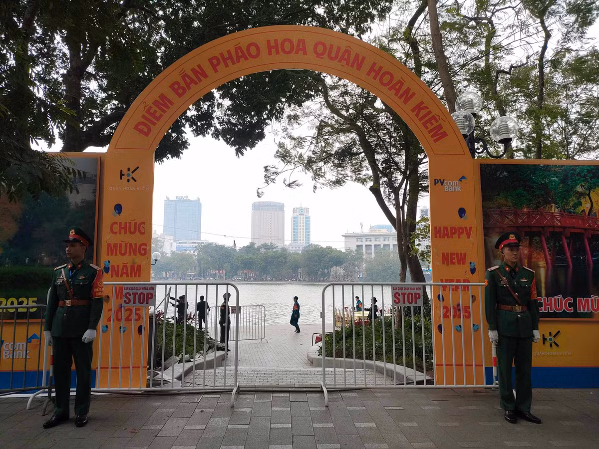 Tại khu vực Hồ Hoàn Kiếm có 2 điểm trước trụ sở Tòa soạn Báo Hà Nội Mới, quận Hoàn Kiếm và trước Bưu điện Hà Nội, quận Hoàn Kiếm an ninh cũng được thắt chặt để chuẩn bị cho công tác làm trận địa bắn pháo hoa đón Tết Dương lịch 2025. 