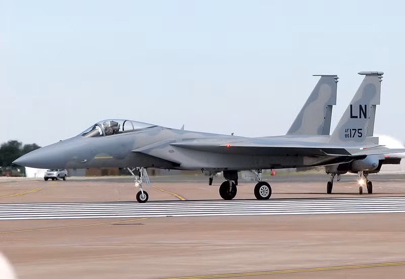 Nhưng điều không mấy ai biết đó là, Su-27 lại dựa trên một phần thiết kế của chính F-15. Sau này, chúng đã trở thành mẫu chiến đấu cơ danh tiếng vượt mặt cả “người anh em” đến từ Mỹ. Ảnh: Chiến đấu cơ F-15 của Không quân Mỹ.
