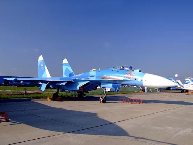 Máy bay tiêm kích đánh chặn Su-27 (tên của NATO Flanker- kẻ tiến công bên sườn), đây là loại máy bay tiêm kích đánh chặn đa năng hạng nặng, có thể thực hiện nhiệm vụ chiến đấu cả ngày lẫn đêm, trong mọi điều kiện thời tiết.