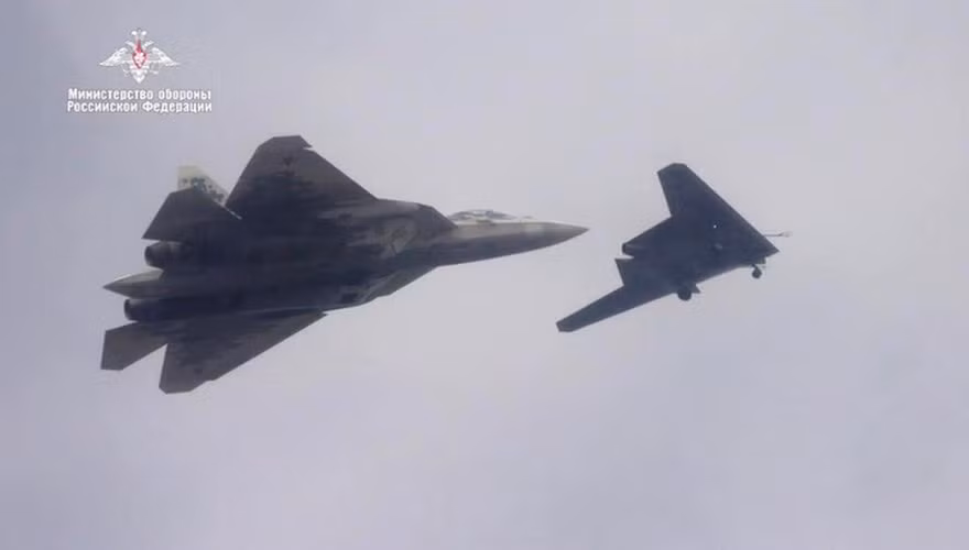 "Có thể vì lý do này (một cuộc thử nghiệm bí mật) mà S-70B Hunter chưa xuất hiện trước công chúng trong suốt thời gian qua", chuyên gia phân tích của trang Avia-pro cho biết.