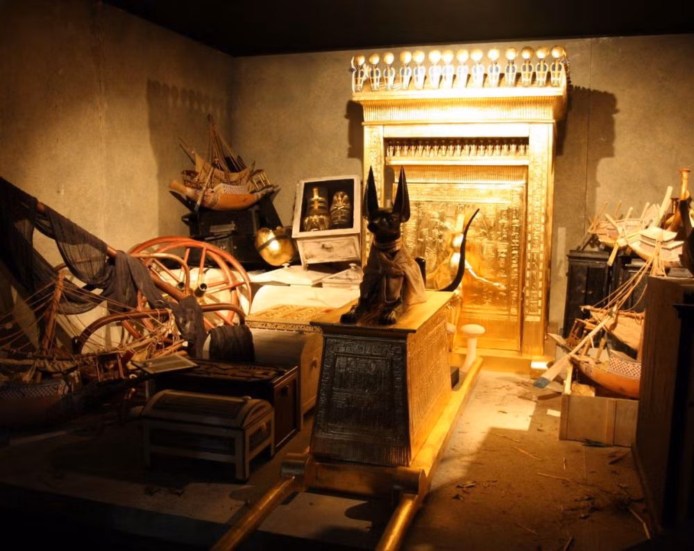 Trong số này có cả những bức tượng tạc pharaoh quá cố cùng với các vị thần được người Ai Cập tôn sùng.