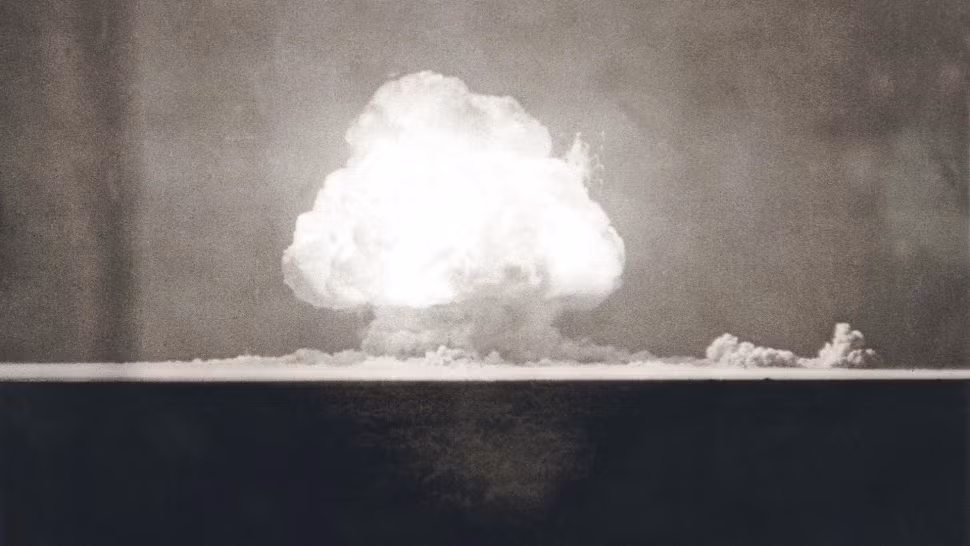 Manhattan Project (Dự án Manhattan) được chính phủ Mỹ thực hiện trong Thế chiến 2. Mục tiêu của Mỹ là nghiên cứu và sản xuất bom nguyên tử - vũ khí có sức hủy diệt khủng khiếp nhất thế giới.