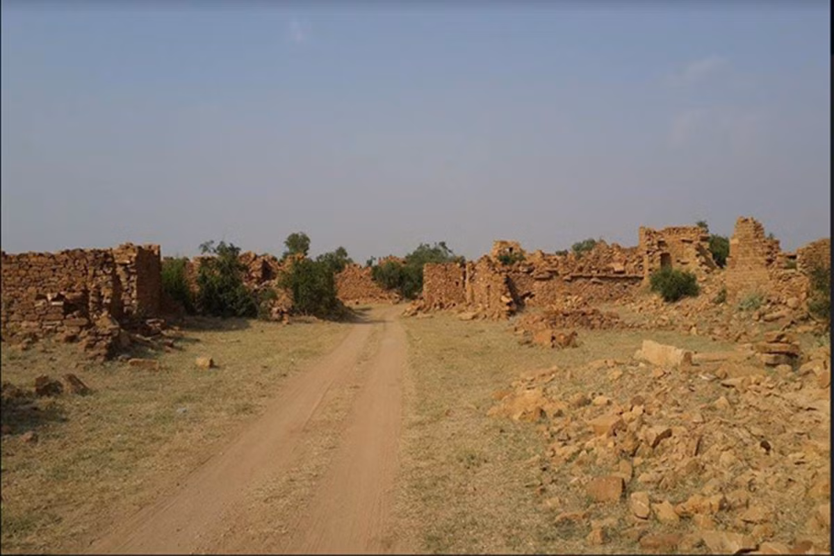 Một tin đồn khác cho rằng ngôi làng Kuldhara chịu một "lời nguyền chết chóc". Bất cứ người nào sống ở đây đều chết. Vì vậy, người dân bí mật rời khỏi Kuldhara để tránh trở thành nạn nhân của "lời nguyền".