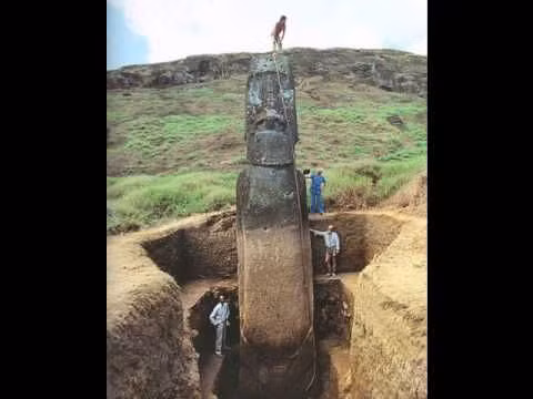 Các chuyên gia cho hay phần thân của bức tượng Moai được chôn sâu dưới đất có những dòng chữ được gọi là tranh khắc đá.