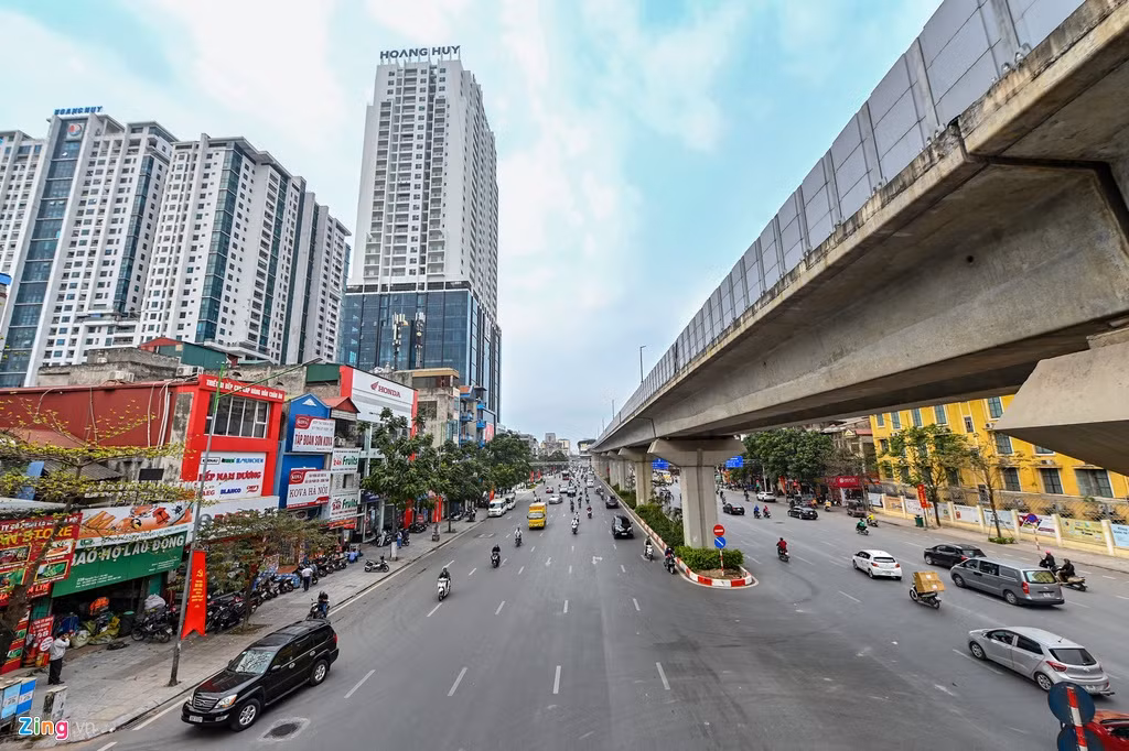 Kể từ khi Hà Nội phát hiện ca mới dương tính với Covid-19, người dân hạn chế ra đường khiến các con phố lớn trở nên vắng vẻ.