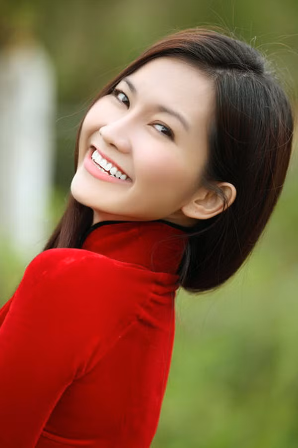Năm 2009, Kim Hiền tham gia phim Gia đình phép thuật với vai Hoa Hồng - một nhân vật mưu mô, độc ác, được cử xuống thế giới loài người nhằm cản trở gia đình Su Ri (Gia Kỳ). Cách đây 11 năm, Kim Hiền đang là nữ diễn viên được đông đảo khán giả hâm mộ yêu mến. Sau khi phim đóng máy, cô vẫn chăm chỉ tham gia nhiều dự án truyền hình lẫn điện ảnh. Tháng 1/2010, cô tổ chức lễ cưới tại nhà thờ Tân Định (TP.HCM) cùng DJ Hoàng Phong sau nhiều năm gắn bó. Tuy nhiên, hai tháng sau lễ kết hôn, "Út Ráng" bất ngờ thông báo tin ly hôn với Hoàng Phong trong sự ngỡ ngàng của rất nhiều người.