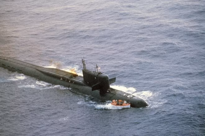 Cụ thể, vào ngày 3/10/1986, K-219 - tàu ngầm tấn công hạt nhân mang tên lửa đạn đạo lớp Yankee của Liên Xô gặp sự cố nghiêm trọng gần Tam giác quỷ Bermuda.
