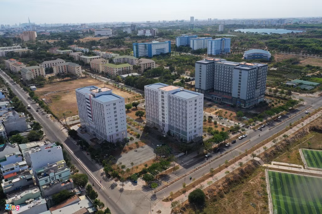 Ký túc xá Đại học Quốc gia TP.HCM có quy mô khoảng 40.000 phòng, cơ sở vật chất khang trang, nằm trong khu vực làng đại học và không quá gần khu dân cư nên việc cách ly sẽ hiệu quả và thuận lợi hơn. Dự kiến đây sẽ là khu cách ly lớn nhất TP.HCM.