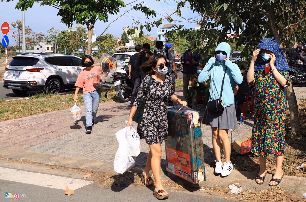Mọi người chỉ được phép chuyển đồ cho người thân trong khu cách ly theo hai khung giờ trong ngày là 8h đến 10h và 14h đến 16h.