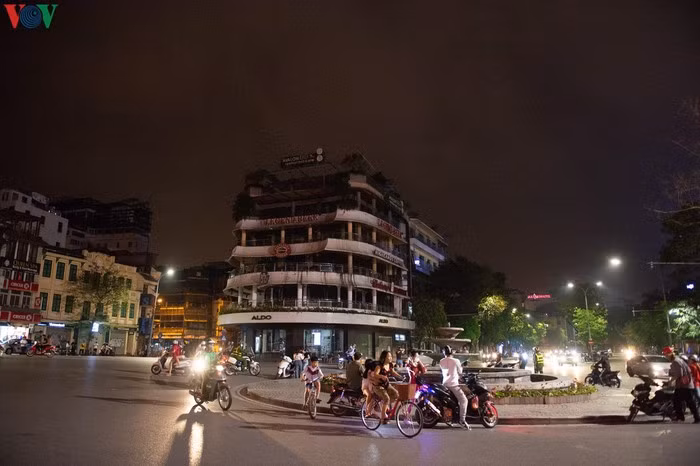 Dịch Covid-19, nhiều người vẫn thích ra đường chơi Dich Covid-19, nhieu nguoi van thich ra duong choi