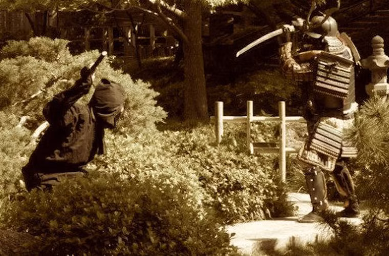Điều này xuất phát từ lớp trang điểm của vợ samurai. Trên thực tế, vợ của các võ sĩ này luôn sử dụng loại phấn trắng để trang điểm.
