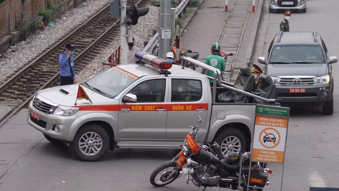 Cùng thời điểm này, Bộ Tư lệnh Thủ đô huy động lực lượng làm nhiệm vụ đảm bảo an toàn cho quá trình tẩy độc tại Bệnh viện Bạch Mai