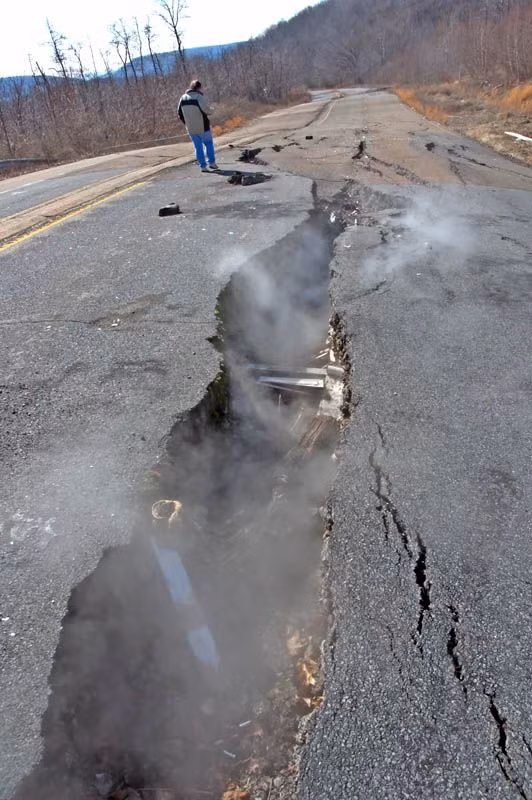 Từ những năm 1800, Centralia có một số mỏ than đá lớn. Theo đó, các công nhân mỏ đào những đường hầm dưới đất bằng cách nổ mìn để khai thác than đá.