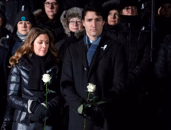 Phu nhân Thủ tướng Canada Sophie Gregoire Trudeau có kết quả dương tính với virus Sars-CoV-2 sau khi được xét nghiệm. Để phòng ngừa và làm theo lời khuyên của bác sĩ, Thủ tướng Trudeau và vợ tự cách ly tại nhà trong thời gian dự kiến là 14 ngày.