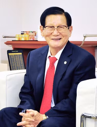 Cùng với hàng ngàn tín đồ, giáo chủ Lee Man-hee cũng phải tiến hành làm xét nghiệm nCoV ngày 1/3. Kết quả cho thấy ông Lee âm tính với virus Covid-19.