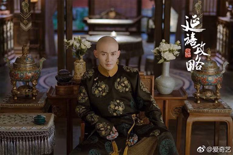 Theo Thanh sử, có lần hoàng đế Càn Long tuần du xuống phía nam với đội thuyền lớn lên tới hơn 1.000 chiếc. Biết Càn Long thích nghe kinh kịch nên trong suốt lộ trình, quan lại địa phương cho xây dựng sân khấu để hát xướng.